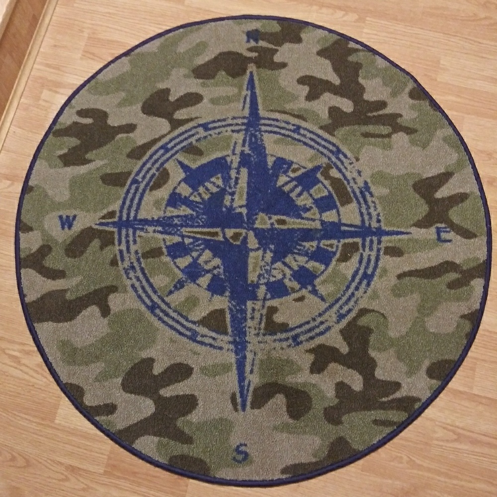 Sold!   40 inch round accent rug